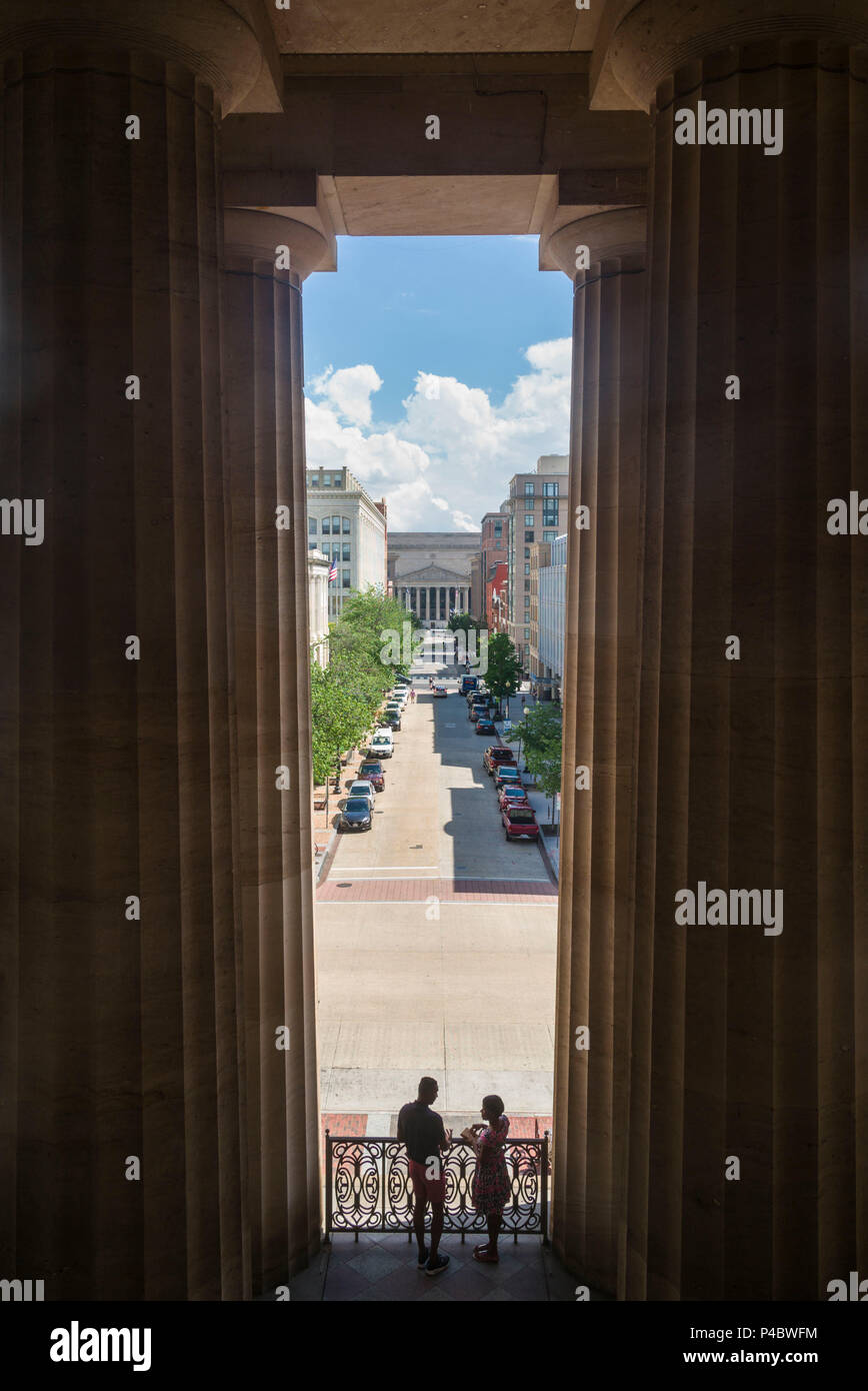 États-unis, District de Columbia, Washington, Reynolds Center for American Art, American Art Museum, silhouettes de couple entre les colonnes et la 8e Rue Banque D'Images