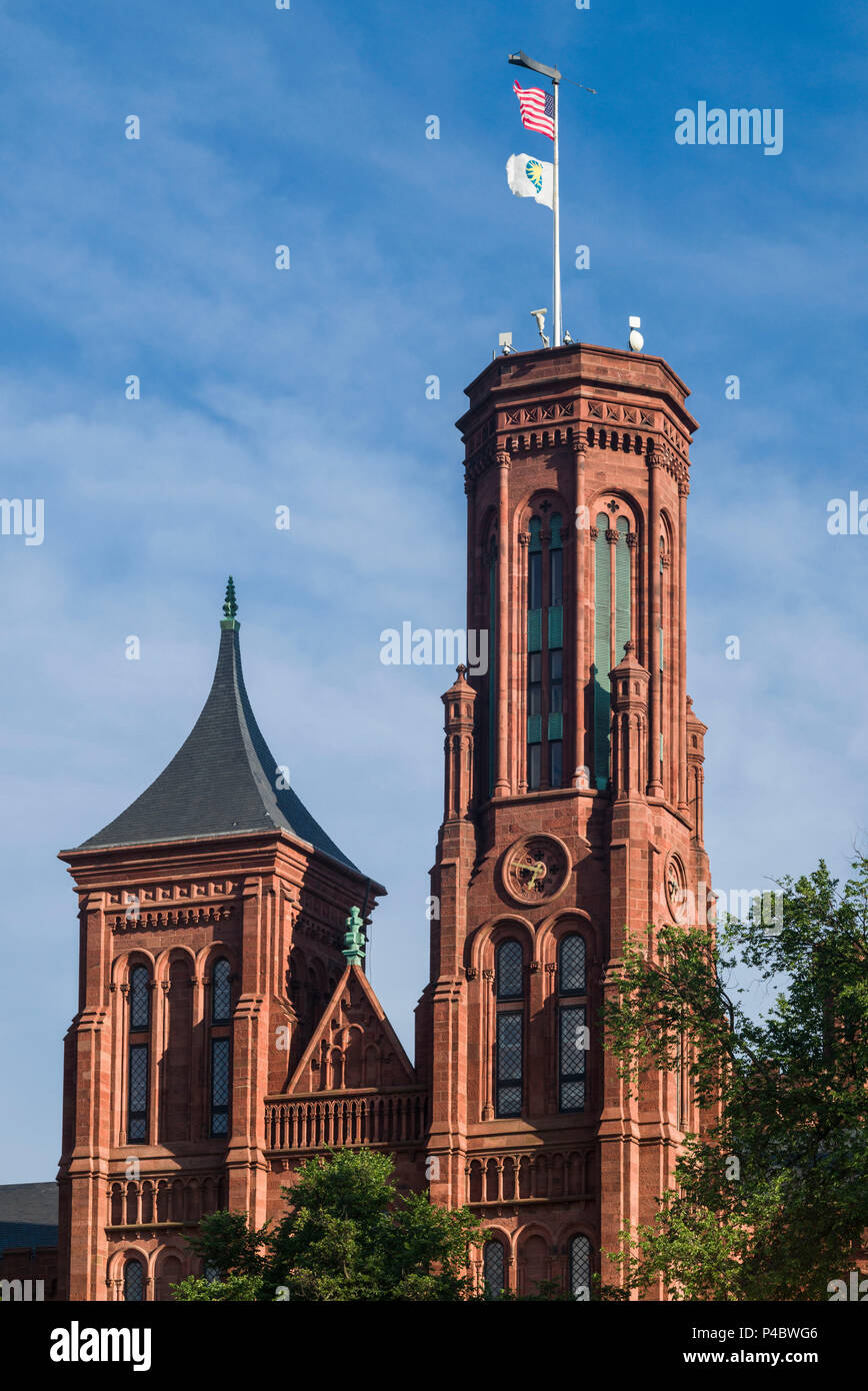 États-unis, District de Columbia, Washington, National Mall, Smithsonian Castle, qui abrite maintenant le Centre des Visiteurs de Smithsonian Banque D'Images