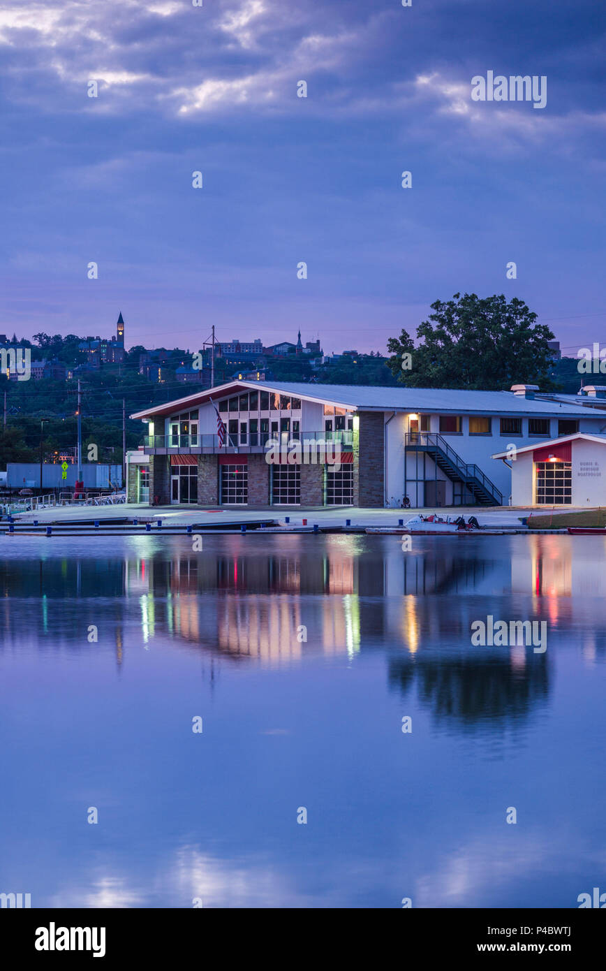 USA, New York, Région des lacs Finger, Ithaca, bateaux sur le lac Cayuga, Dawn Banque D'Images