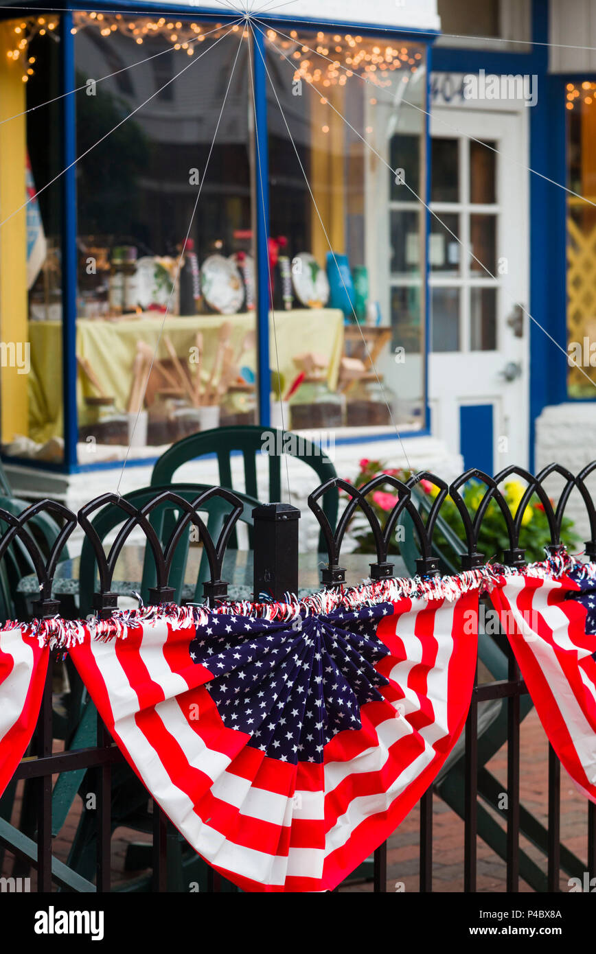 USA (New Jersey), Cape May, Washington Street Mall, patriotique bunting Banque D'Images