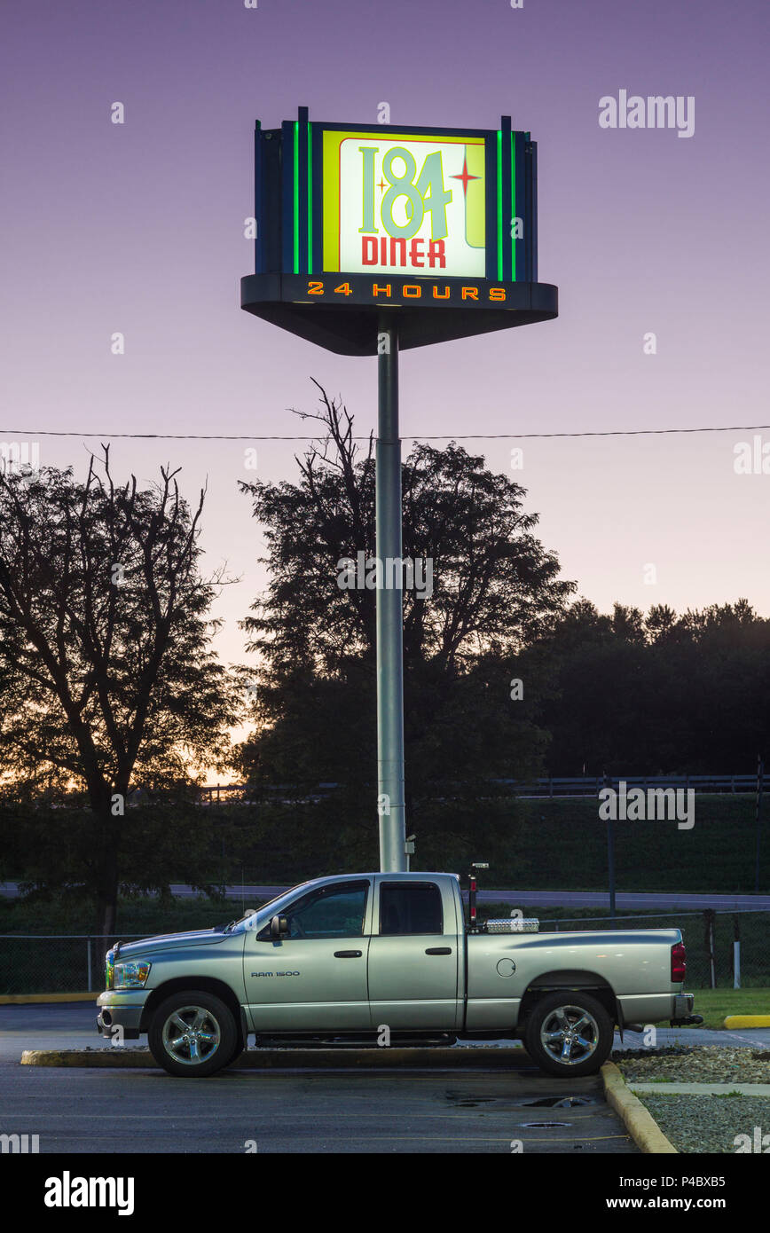 USA, New York, la région de la vallée de l'Hudson, Fishkill, J-84 Diner signe avec camionnette, aube Banque D'Images