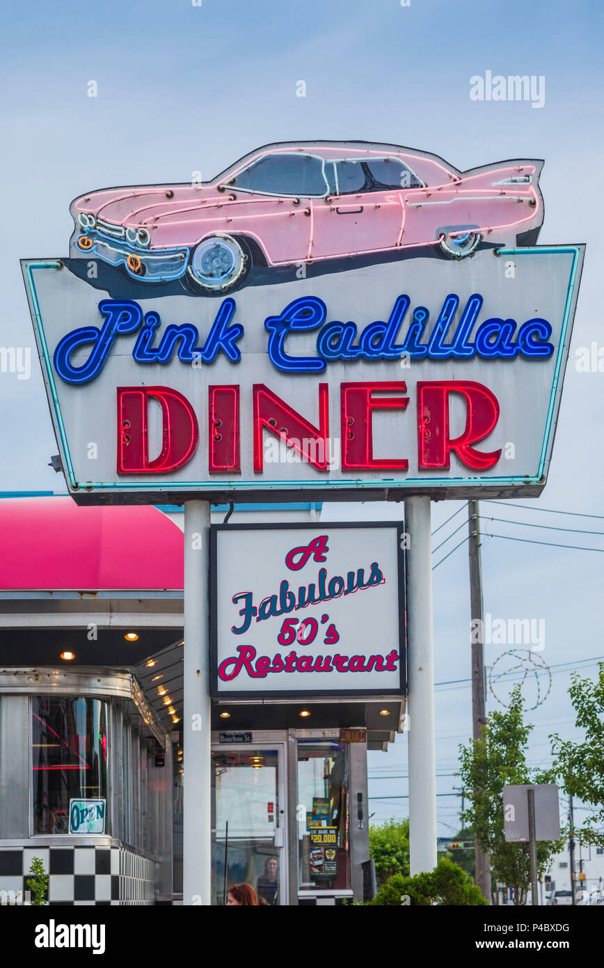USA, New Jersey, le Jersey Shore, Wildwoods, 1950 architecture de l'époque de Doo-Wop, Pink Cadillac Diner, l'enseigne au néon Banque D'Images