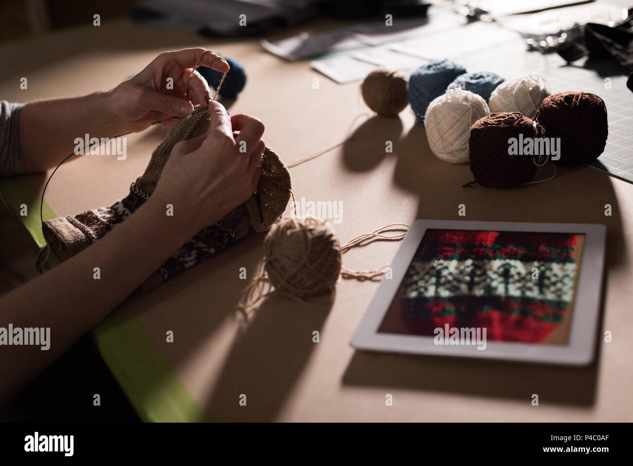 Femme laine à tricoter à l'atelier de couture Banque D'Images