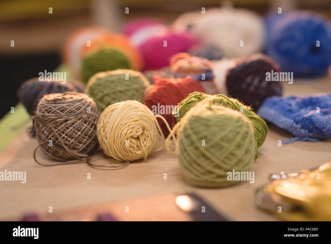 La laine multicolore conservés sur table Banque D'Images
