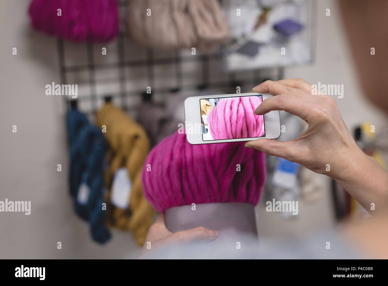 Woman taking photo de la laine avec un téléphone mobile Banque D'Images