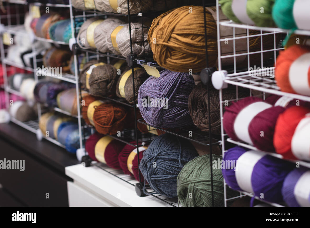 Pelote de laine multicolores conservés sur la tablette Banque D'Images