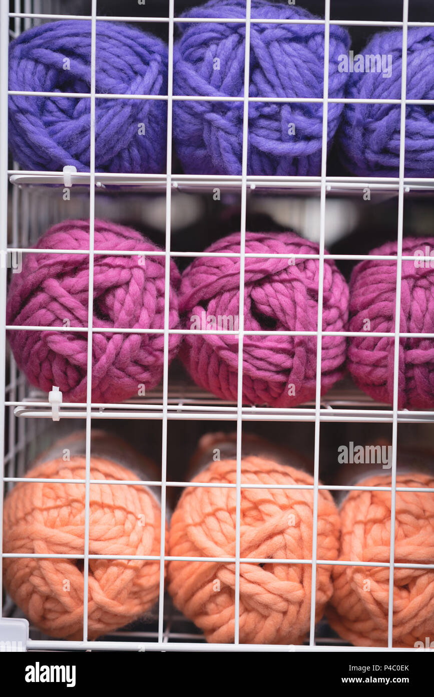 Pelote de laine multicolores conservés sur la tablette Banque D'Images