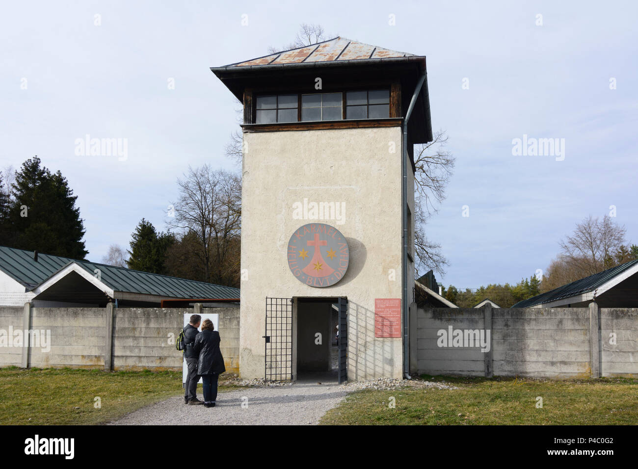 Dachau, camp de concentration, couvent des Carmélites derrière watchtower, Haute-Bavière, Bavière, Allemagne Banque D'Images