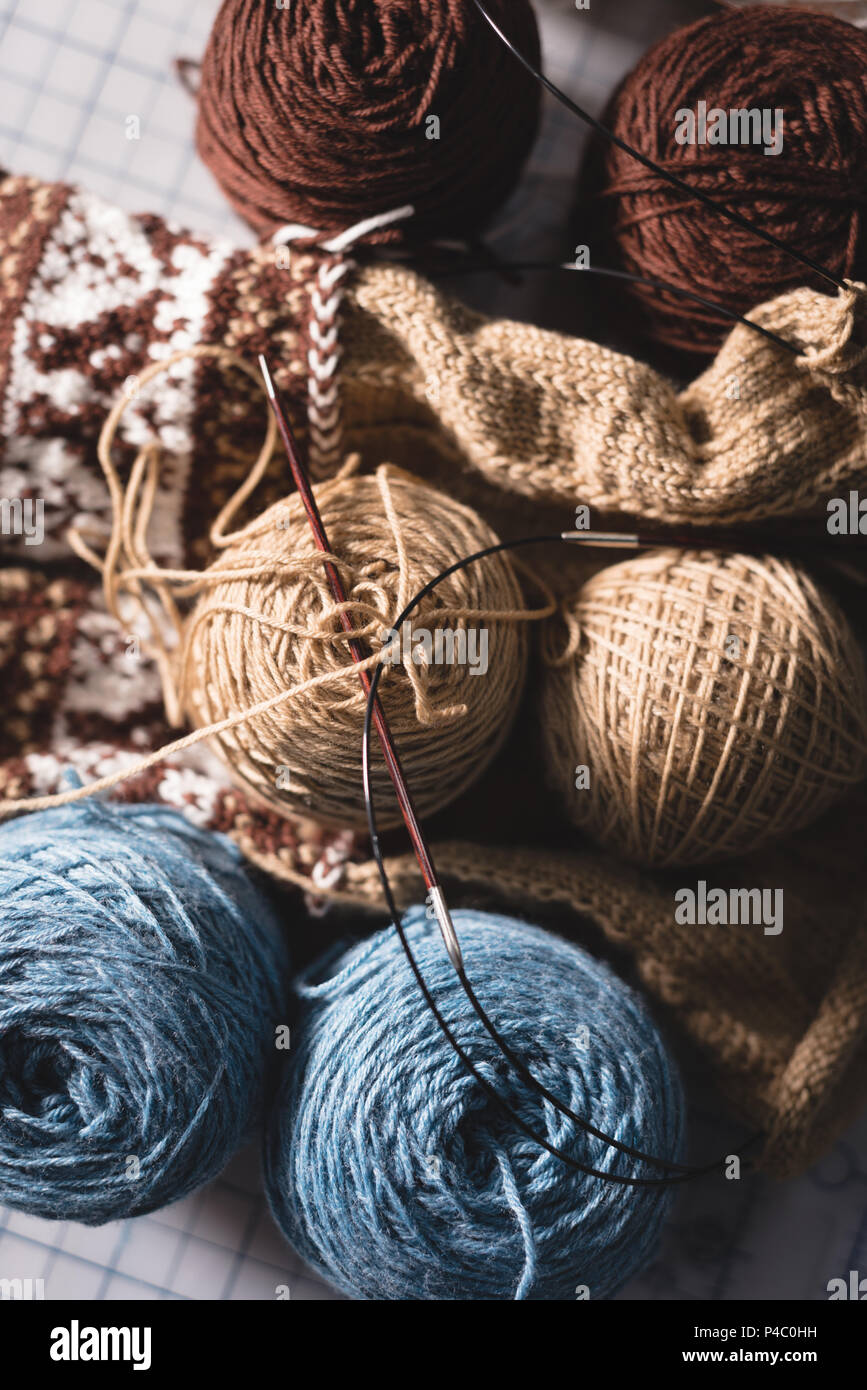 La laine tricoté sur une table Banque D'Images
