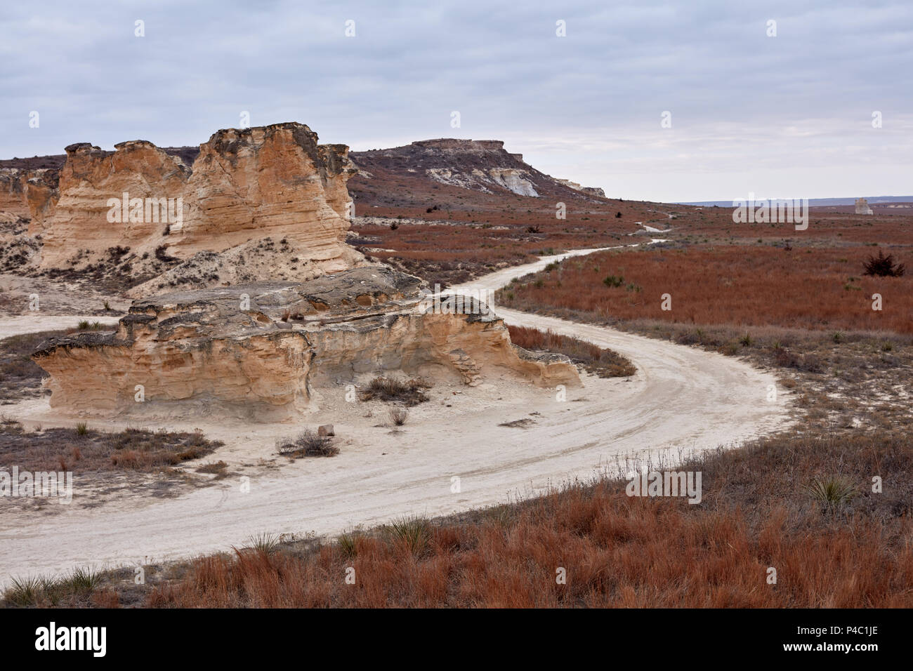 Chemin de terre sinueux par Castle Rock Badlands, Kansas, avec des formations de calcaire érodé pilier dans un paysage stérile sec Banque D'Images
