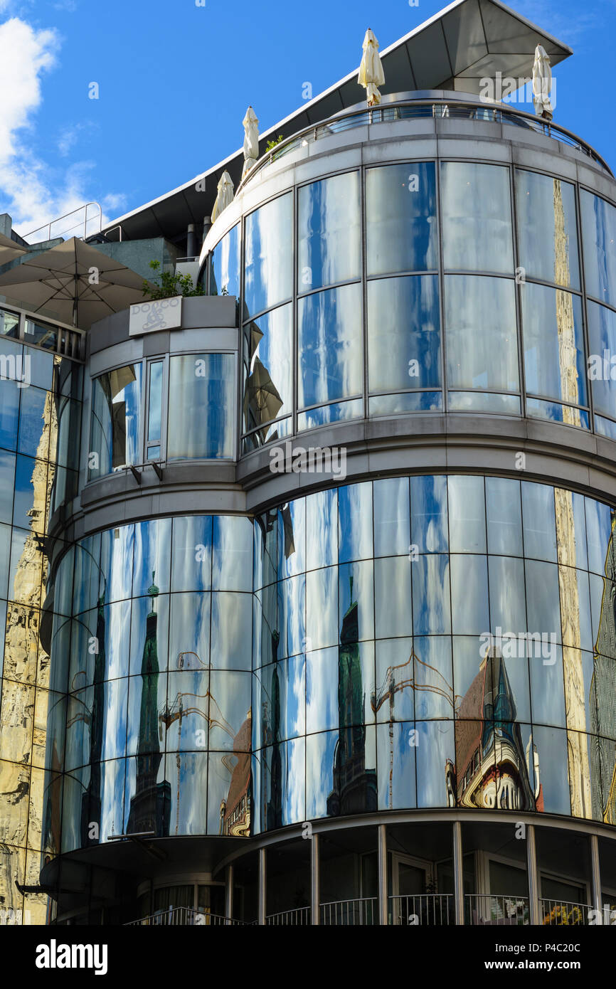 Vienne, Stephansdom (St. La Cathédrale Saint-Étienne) reflète dans Haas House, 01. Vieille Ville, Wien, Autriche Banque D'Images