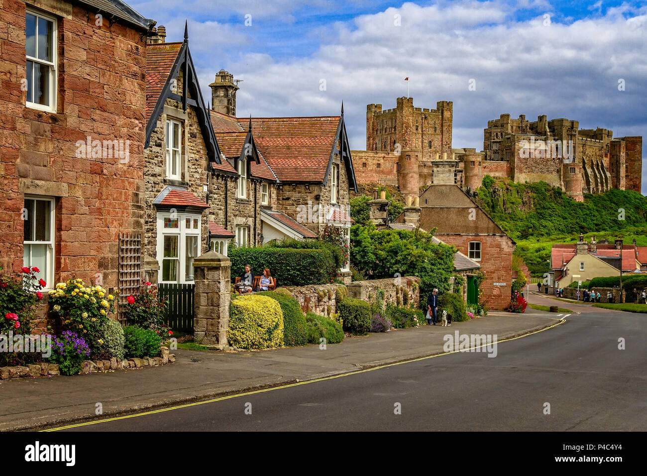 Village de Bamburgh avec le château de Bamburgh, Bamburgh, Northumberland, Royaume-Uni. 2018. Banque D'Images