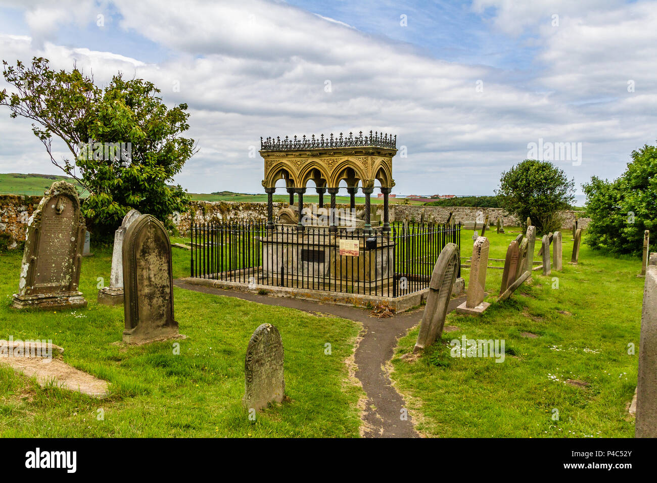 Héroïne victorienne locale Grace Darling's tombe dans le cimetière, Bamburgh Northumberland, au Royaume-Uni. Banque D'Images