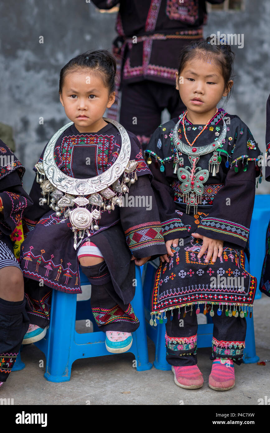 Les jeunes filles habillées en argenté lourds colliers, village de minorités ethniques Yao Lu Maolan, Libo, province du Guizhou, Chine Banque D'Images