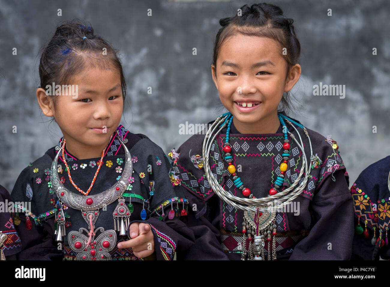 Les jeunes filles habillées en argenté lourds colliers, village de minorités ethniques Yao Lu Maolan, Libo, province du Guizhou, Chine Banque D'Images