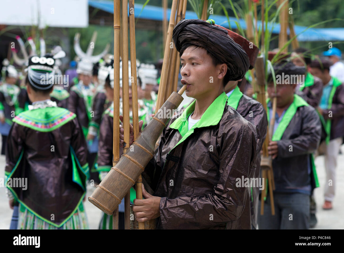 Musiciens jouant des instruments à vent en bambou à celebration, Xiaoao ethniques Miao village, province de Guizhou, Chine Banque D'Images