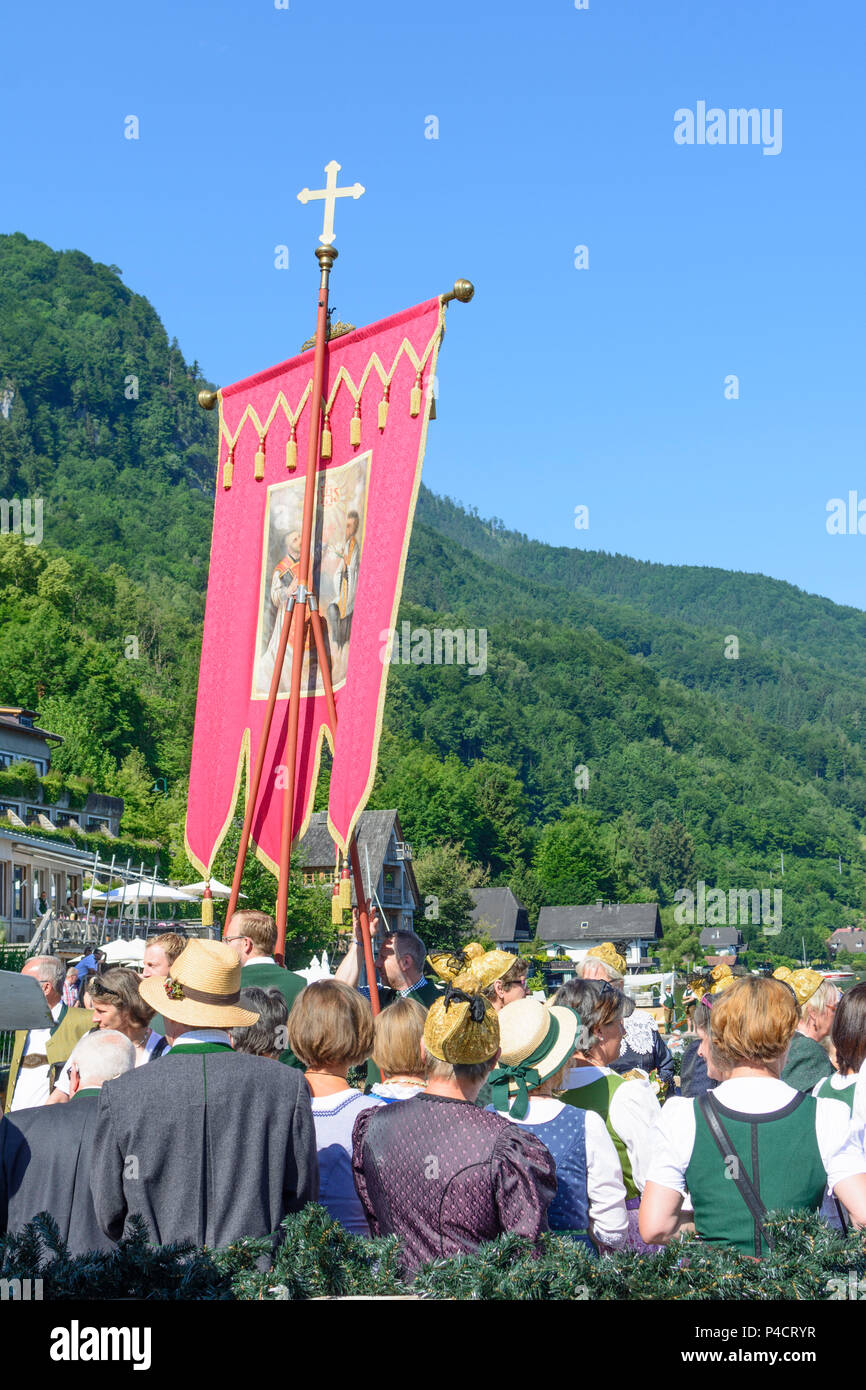 Traunkirchen, procession maritime au lac Traunsee à Corpus Christi holiday, navire, les femmes avec Goldhaube Goldhauben (golden cap caps), église drapeaux, Salzkammergut, Haute Autriche, Autriche Banque D'Images