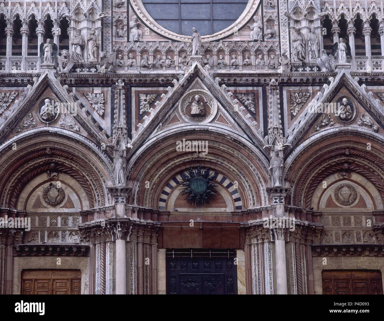 DETALLE DE LA FACHADA NEOGOTICA, 1876/1887. Auteur : Emilio de Fabris (1808-1883). Lieu : CATHÉDRALE DE SANTA MARIA DEL FIORE, FIRENZE, Italia. Banque D'Images