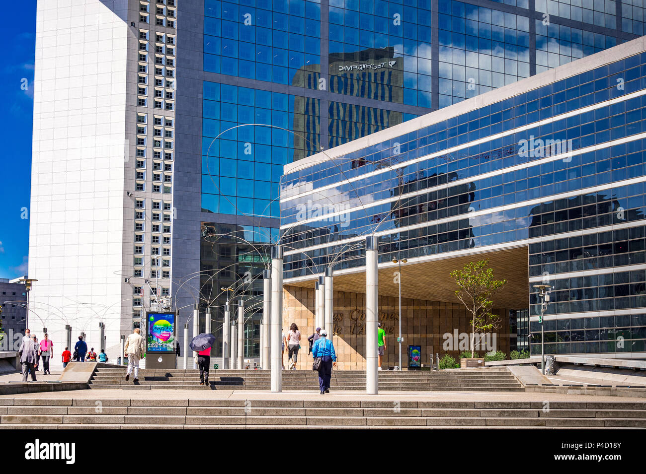 L'étrange mais merveilleux La Defense Area in Paris, France qui abrite un musée en plein air. Banque D'Images