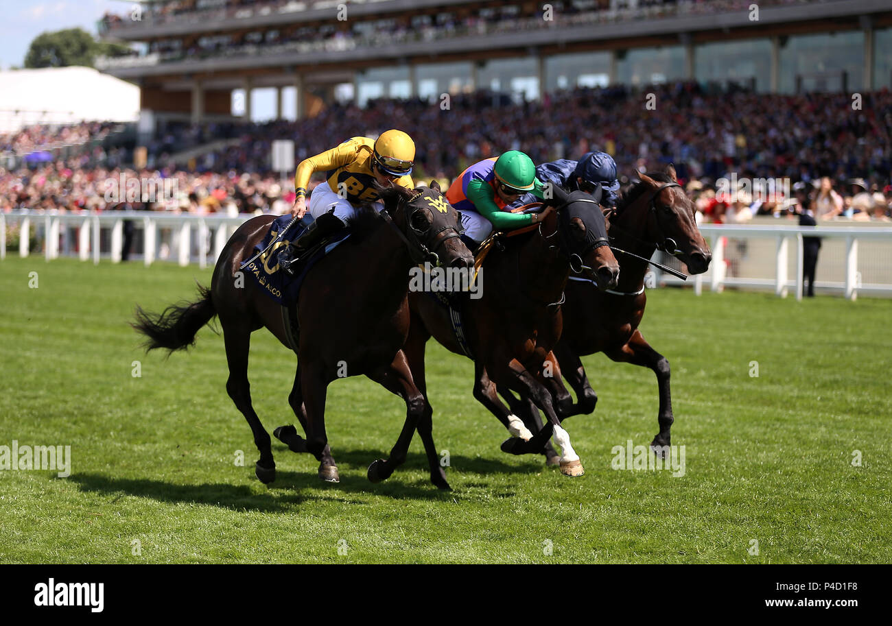 Joel Jockey Rosario à bord Shang Shang Shang (à gauche) bat Mickael Barzalona à bord Dynamo de poche (centre) et Ryan Moore à bord de la Force pour gagner le Norfolk Stakes au cours de la troisième journée de Royal Ascot à Ascot Racecourse. Banque D'Images