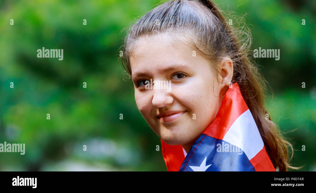 Jeune fille aux USA flag derrière. Patriote, célébration de l'événement national, la fierté, usa Banque D'Images
