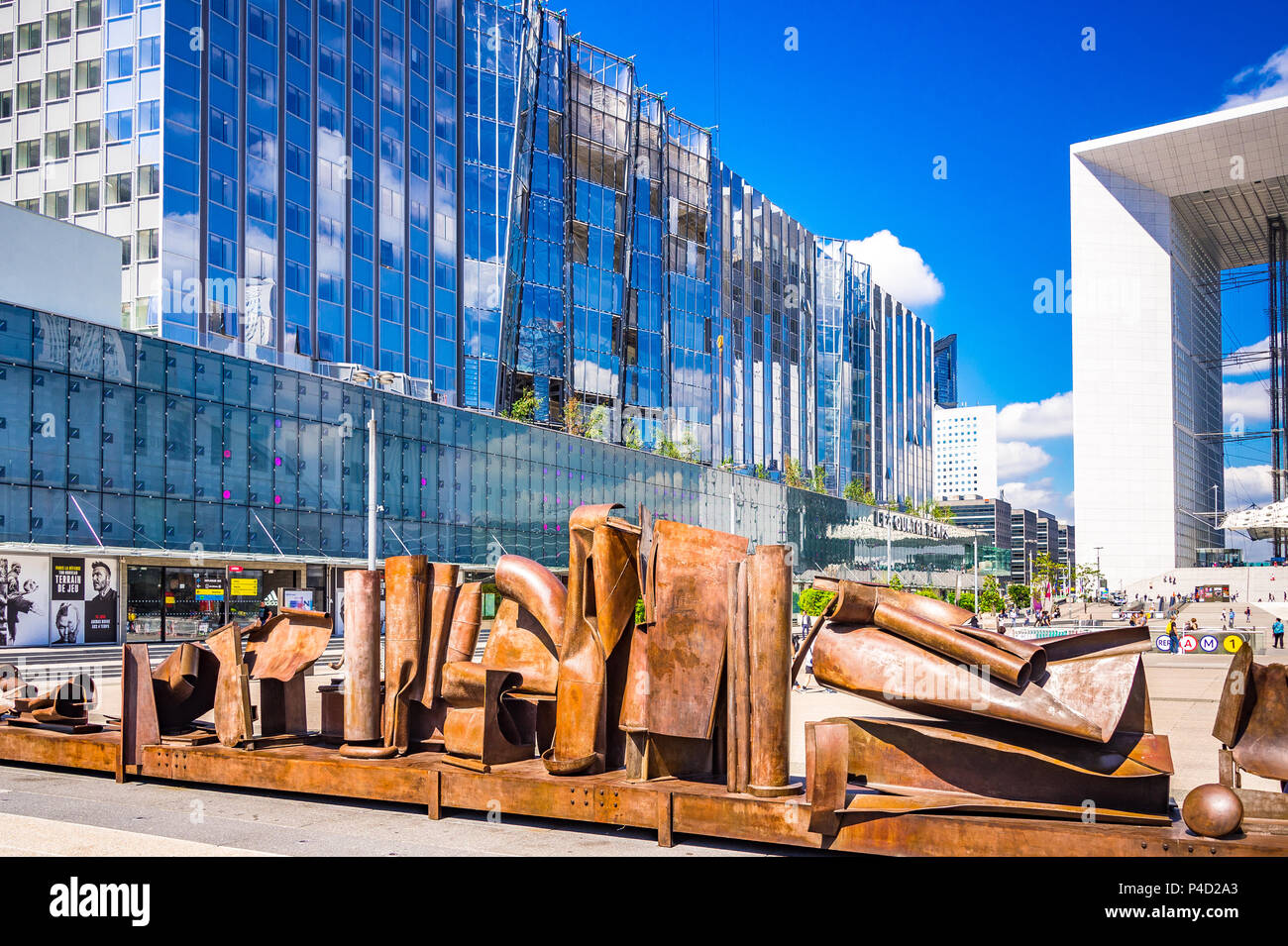 'Après Olympia' sculpture par Anthony Caro se trouve dans la zone de la Défense à Paris, France Banque D'Images