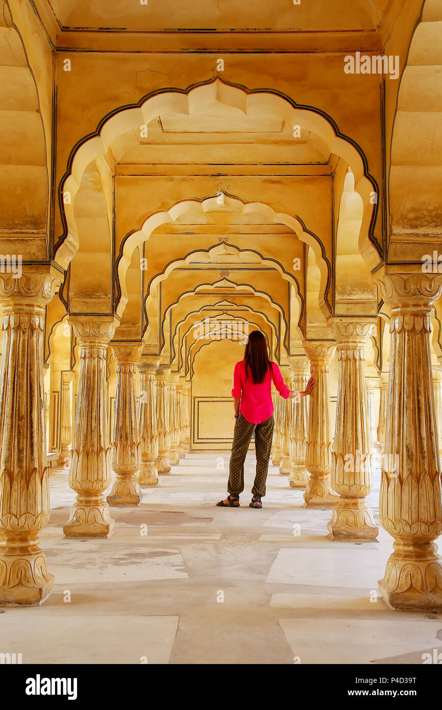 Jeune femme Sattais Katcheri in Hall, Fort Amber, Jaipur, Inde. Fort Amber est la principale attraction touristique dans la région de Jaipur. Banque D'Images