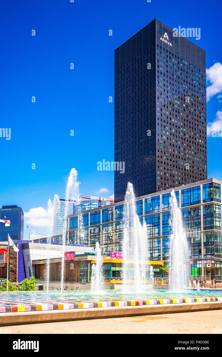 'Fontaine Monumentale' par artiste israélien Yaacov Agam. Cette fontaine est couvert de carreaux de mosaïque et se trouve dans la zone de la Défense à Paris, France Banque D'Images