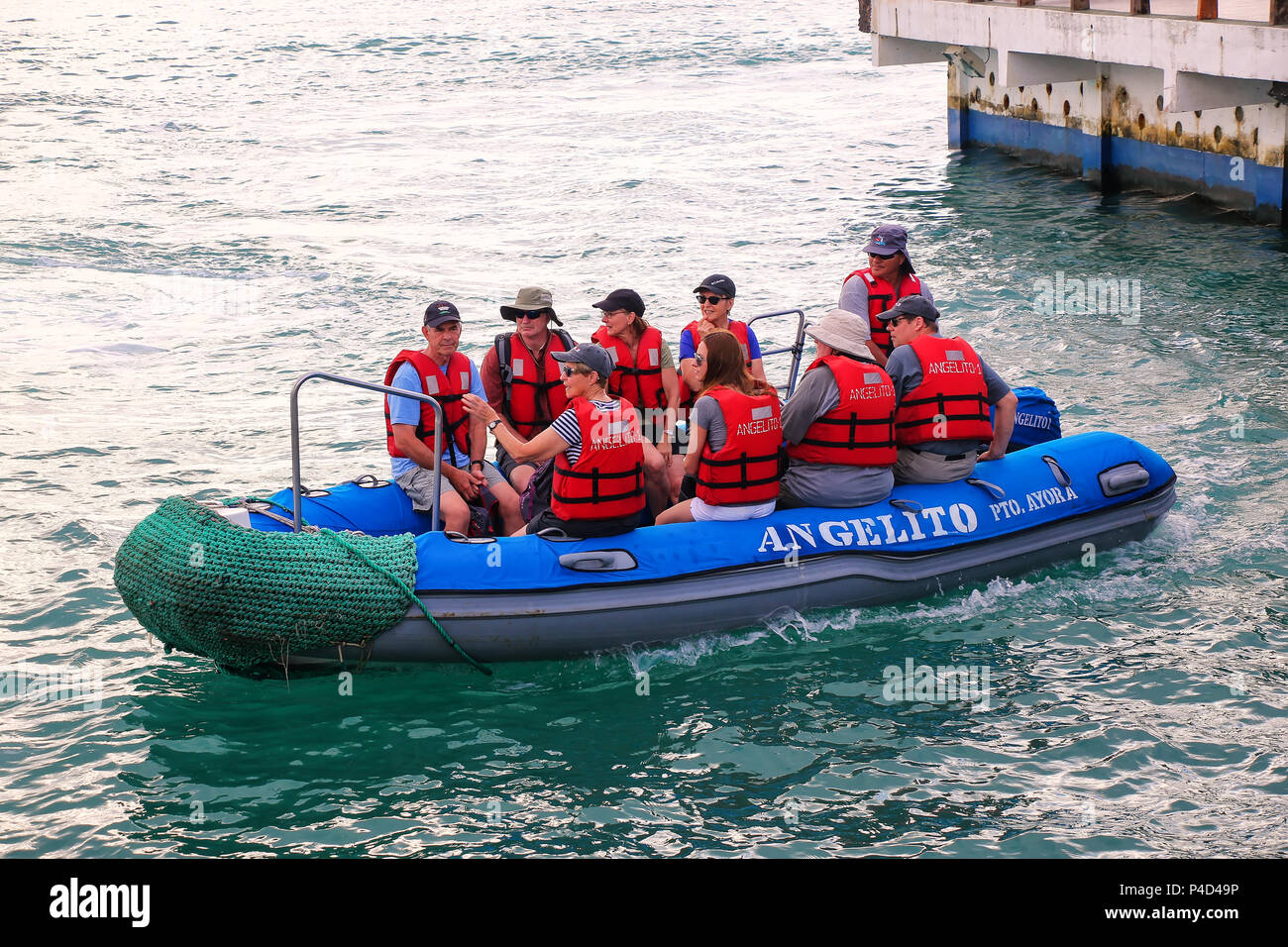 Groupe de touristes dans un canot vont à Puerto Ayora sur l'île Santa Cruz en Parc National des Galapagos, Equateur. Puerto Ayora est la ville la plus peuplée je Banque D'Images