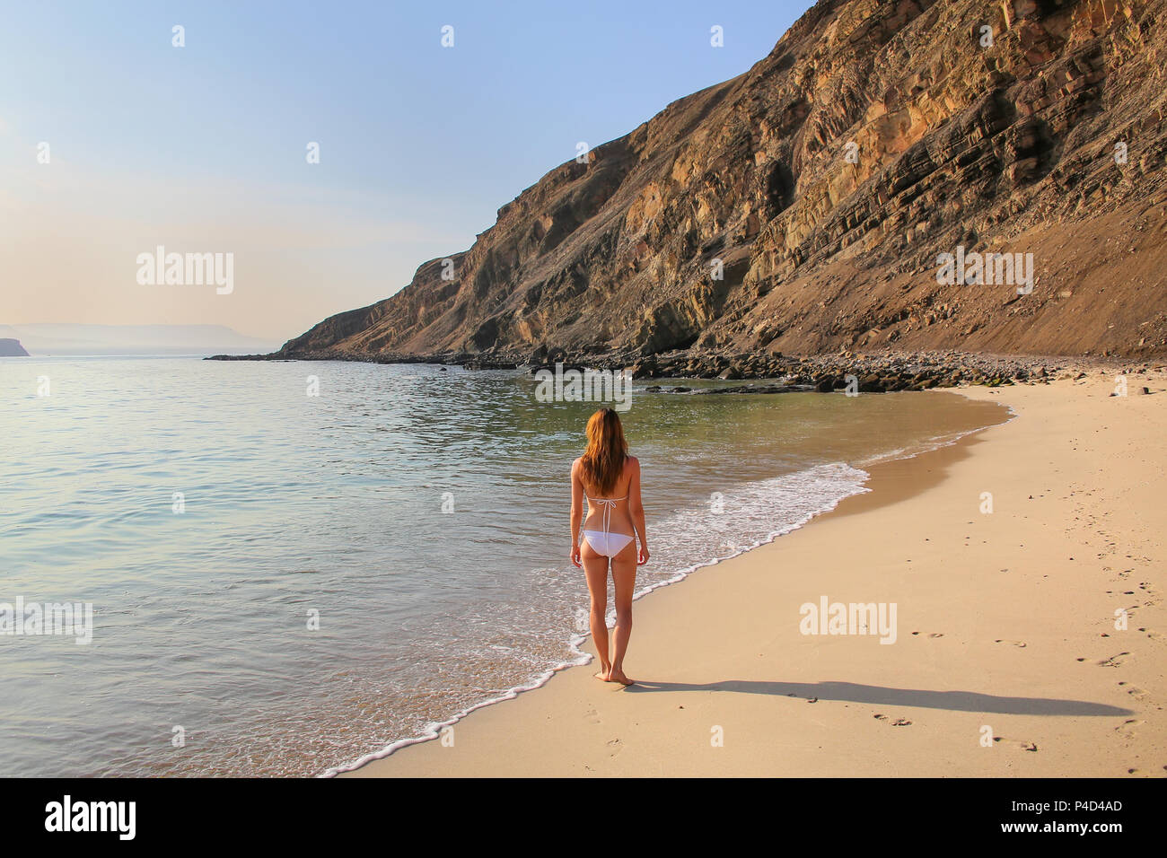 Young woman in bikini debout à La Mina Beach dans la réserve nationale de Paracas, au Pérou. Objectif principal de la réserve est de protéger l'écosystème marin et l'hist Banque D'Images