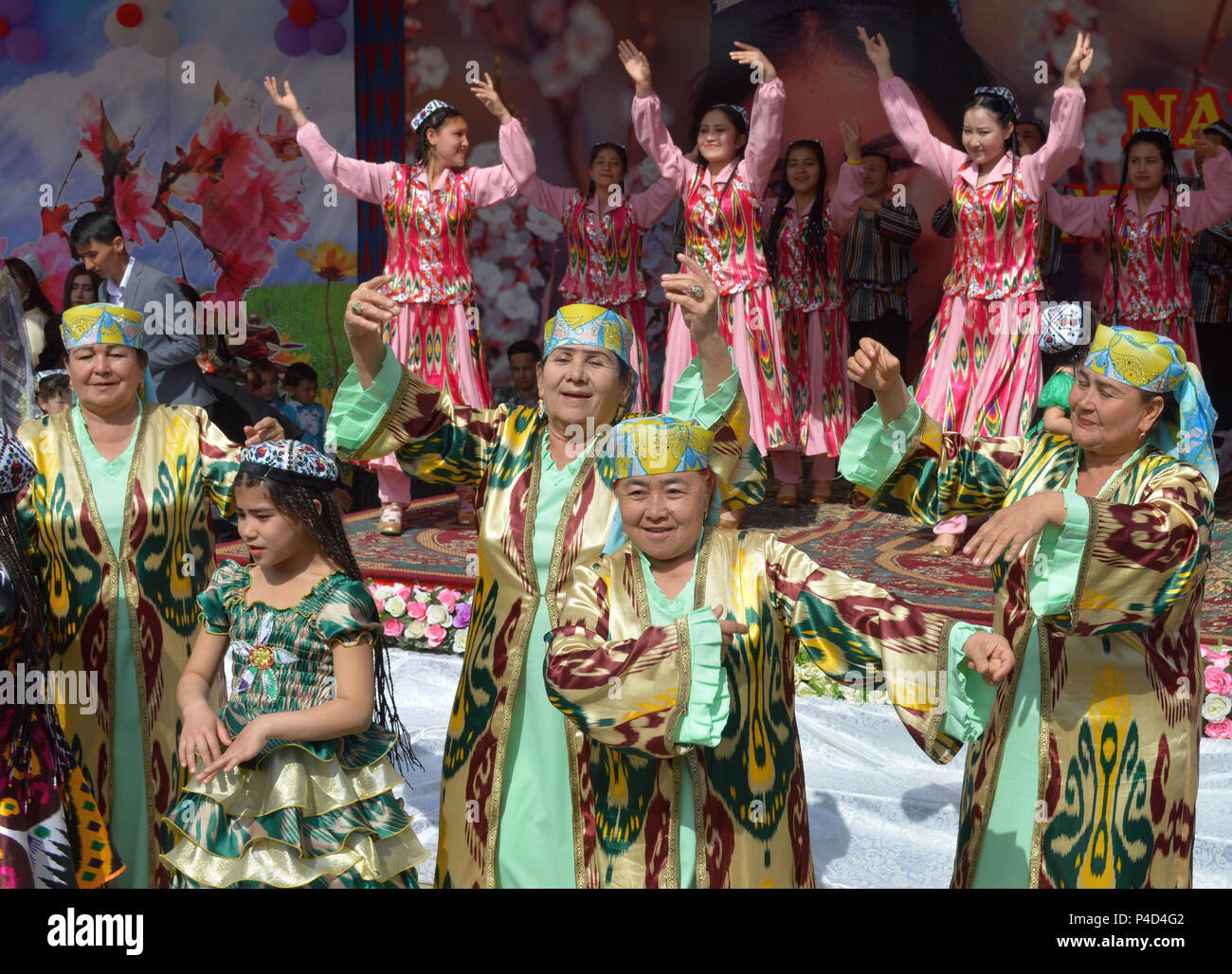 Jizzakh.L'Ouzbékistan.mars 2018. Maison de vacances fête Newros.Les gens en tissu national en vacances du printemps fête Newros. Banque D'Images