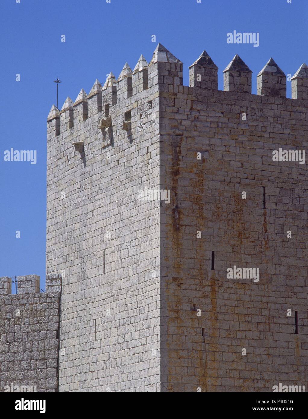 EXTERIOR-TORRE-médiévale-AQUI CASO DÑA URRACA Y ALFONSO I D'ARAGON. Emplacement : CASTILLO, MONZÓN DE CAMPO, Palencia, Espagne. Banque D'Images