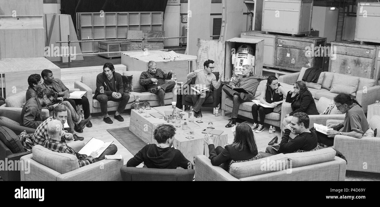 Titre original : Star Wars : Episode VII-LA FORCE s'éveille. Titre en anglais : Star Wars : Episode VII-LA FORCE s'éveille. Directeur : J.J. Abrams Film. Année : 2015. Stars : LAWRENCE KASDAN ; HARRISON FORD ; Kathleen Kennedy ; Carrie Fisher ; Andy Serkis, Mark Hamill, ANTHONY DANIELS, PETER MAYHEW, J.J. Abrams ; OSCAR ISAAC ; Donald MORMAER GLEESON ; ADAM DRIVER ; BRIAN BURK ; JOHN BOYEGA ; DAISY RIDLEY. Credit : LUCAS FILMS/BAD ROBOT/WALT DISNEY PRODUCTIONS / JAMES, David / Album Banque D'Images