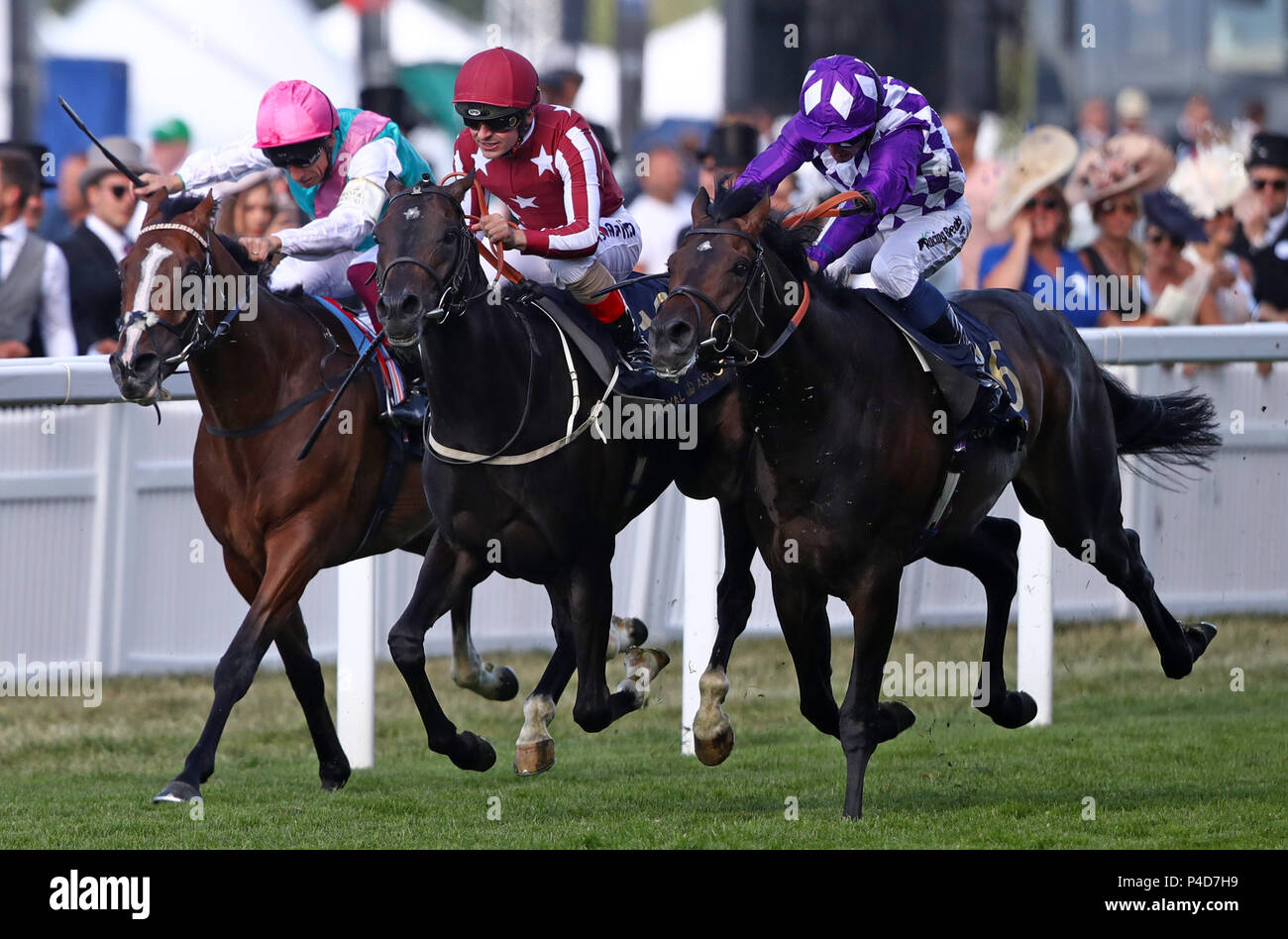 Bagdad monté par Andrea Atzeni (au centre) remporte le King George V enjeux au cours de la troisième journée de Royal Ascot à Ascot Racecourse. ASSOCIATION DE PRESSE Photo. Photo date : Jeudi 21 juin 2018. Histoire voir l'activité de Course Ascot. Crédit photo doit se lire : John Walton/PA Wire. RESTRICTIONS : Utiliser l'objet de restrictions. Usage éditorial uniquement, pas d'utilisation commerciale ou promotionnelle. Pas de ventes privées. Banque D'Images