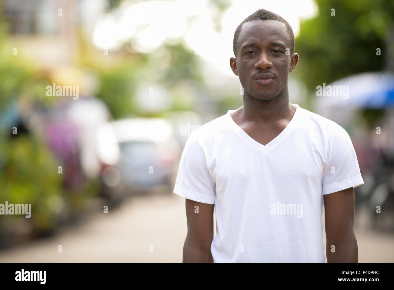 Jeune homme africain dans les rues à l'extérieur Banque D'Images