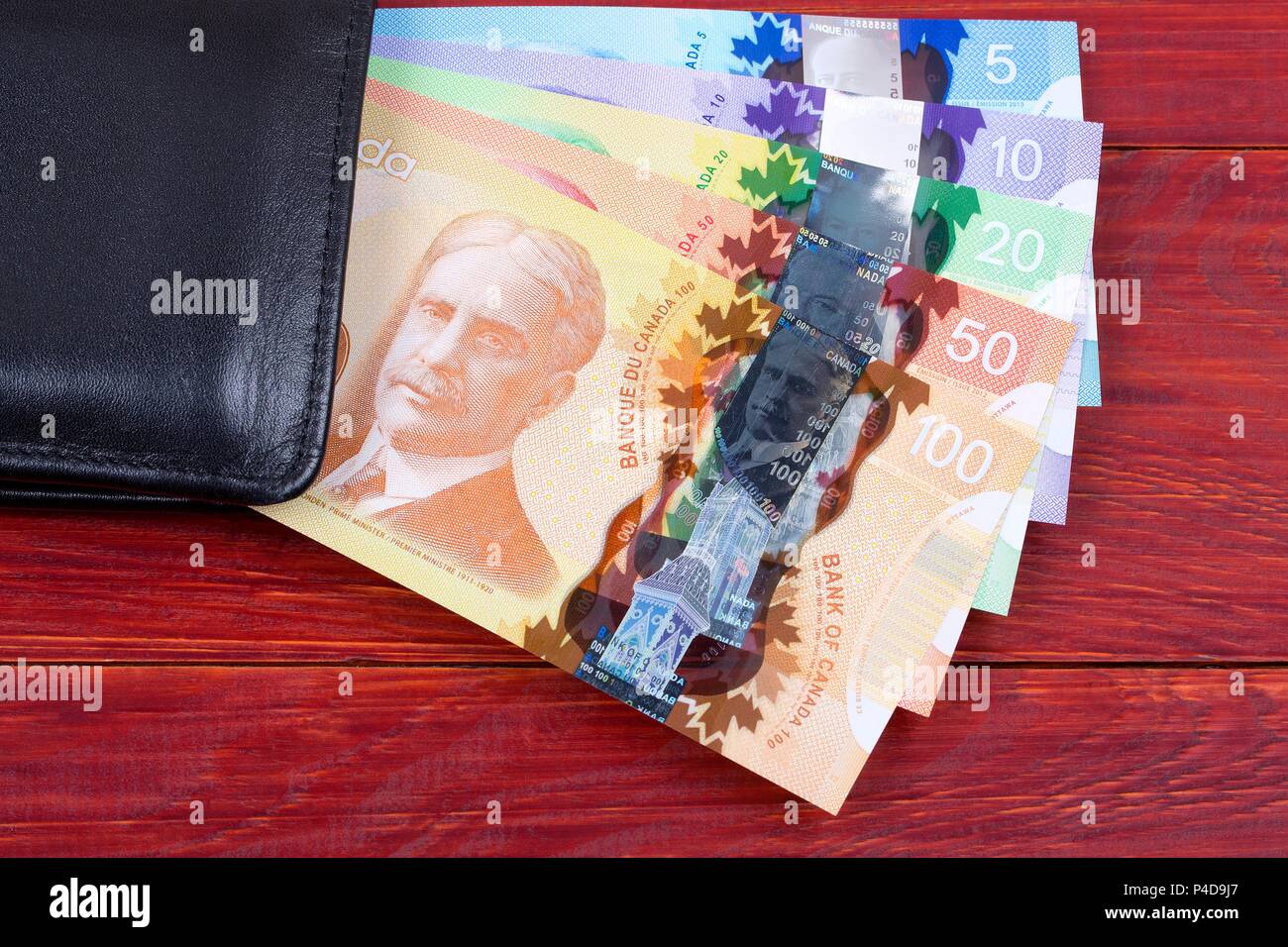 L'argent canadien dans le portefeuille noir Banque D'Images