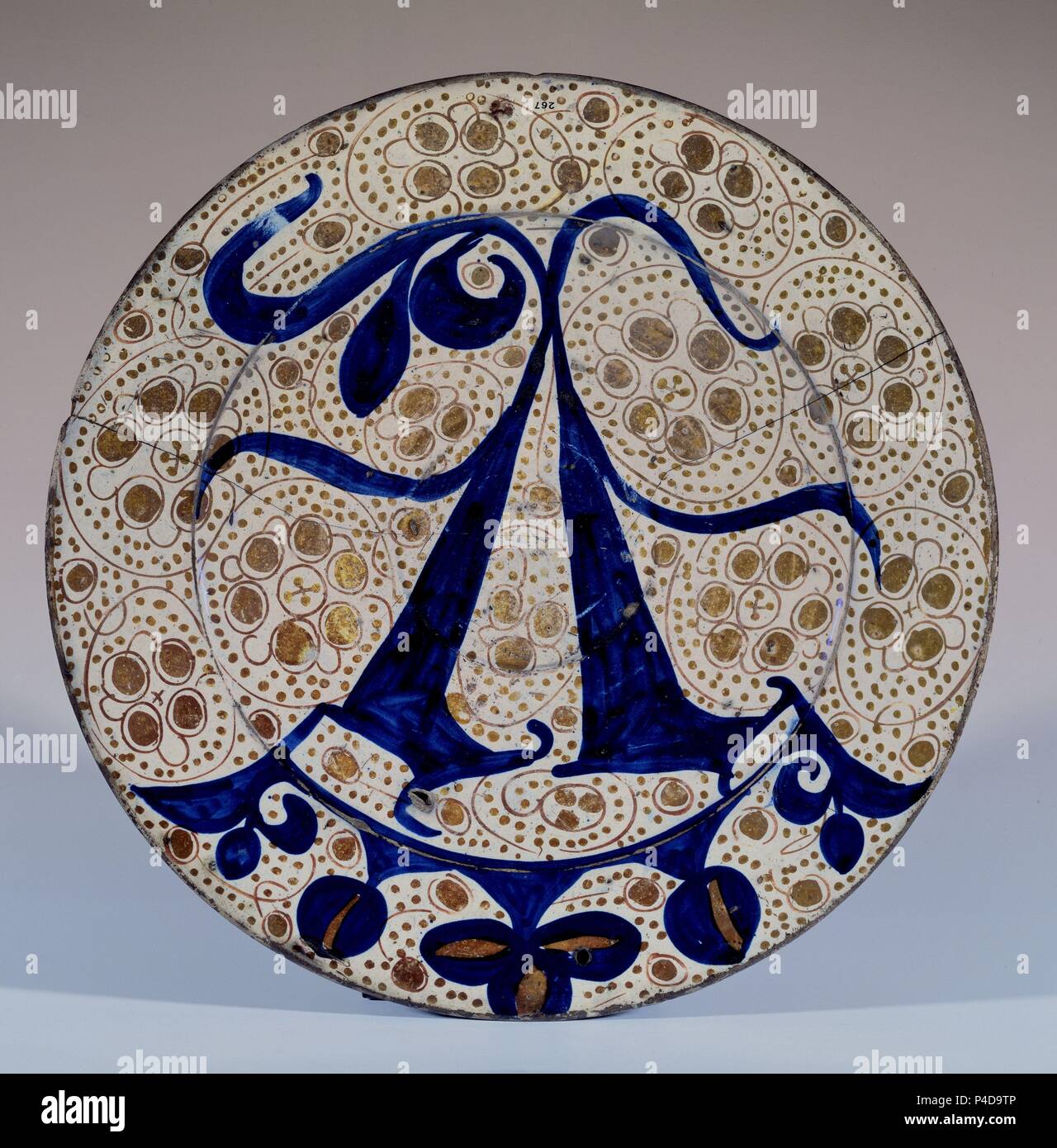 PLATO DE LA SERIE DE 'FLORES DE PUNTOS' Y DEL AVE MARIA CON 'Y' UNE ALUSIVA CORONADA JUAN II DE ARAGÓN - MANISES - SIGLO XV. Lieu : INSTITUTO VALENCIA DE DON JUAN-COLECCION, MADRID, ESPAGNE. Banque D'Images
