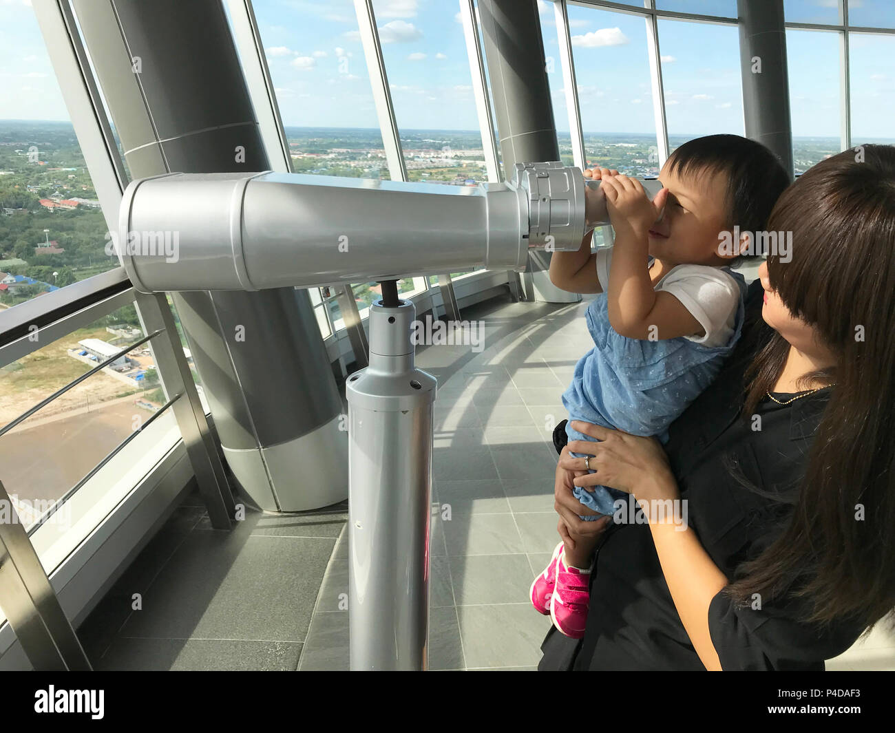 La Mere Et L Asiatique Mignon Bebe Profiter A La Recherche Des Jumelles Pour La Ville En Arriere Plan La Tour Elevee Photo Stock Alamy