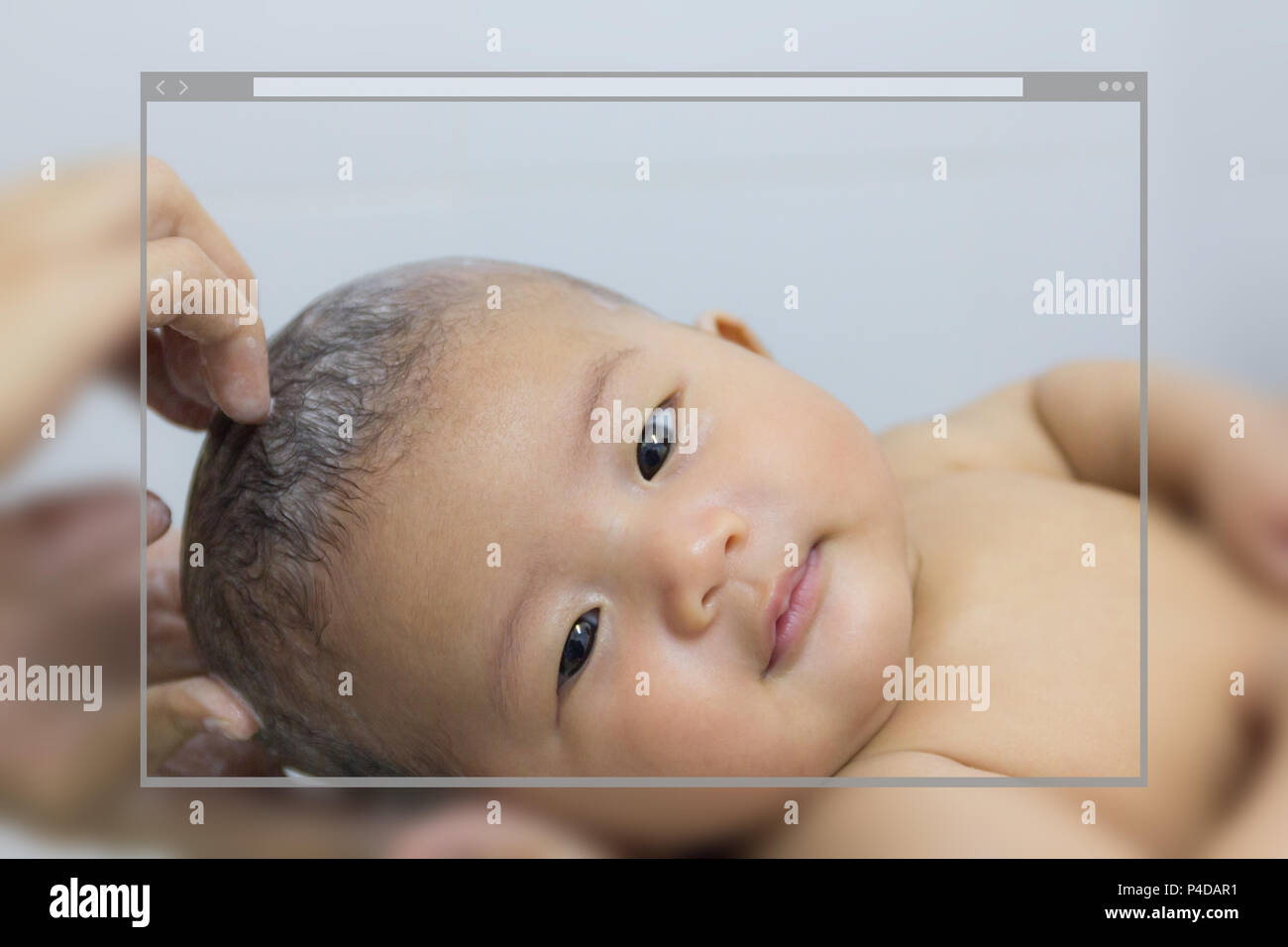 Site Web Page Design Concept Asiatique Mignon Bebe Nouveau Ne Echelle Avec Main Mere Salle De Bains Arriere Plan Photo Stock Alamy
