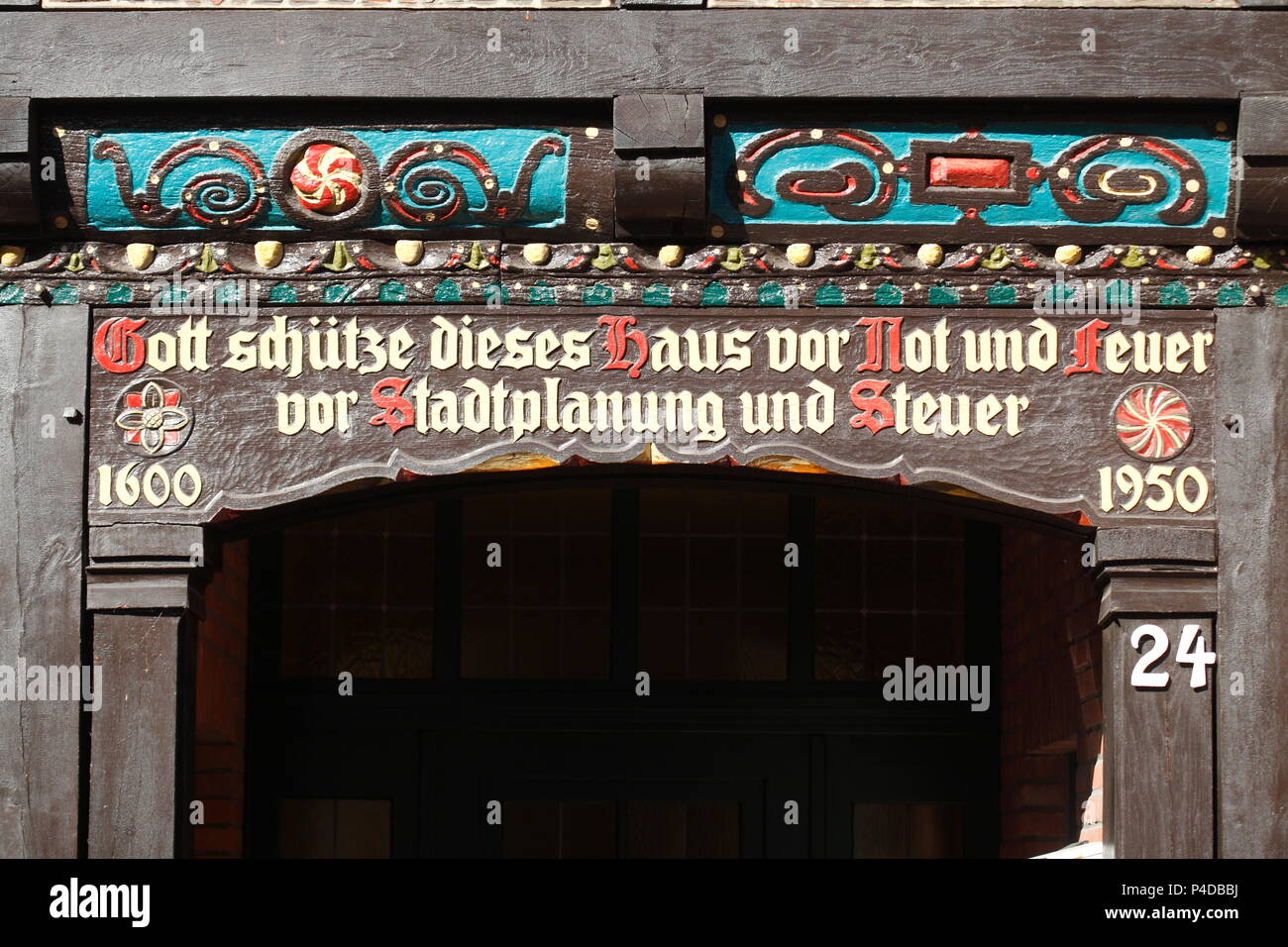 Cadre en bois peint avec l'inscription "Dieu de protéger la chambre à partir de la détresse et de l'incendie avant l'impôt et de planification de la ville historique, maison à colombages, Ol Banque D'Images