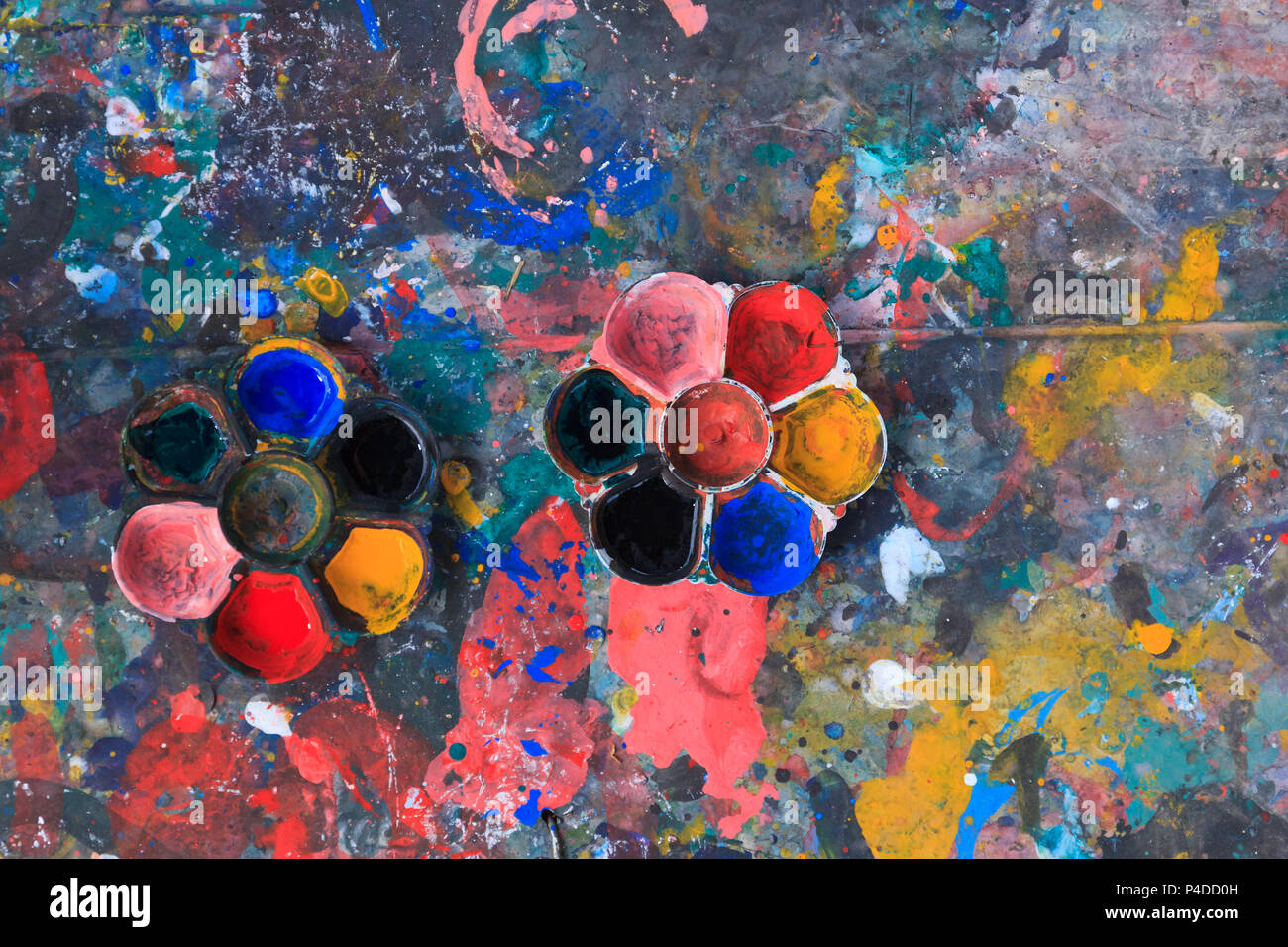 L'eau de la palette couleur sur fond de table wood art. Banque D'Images