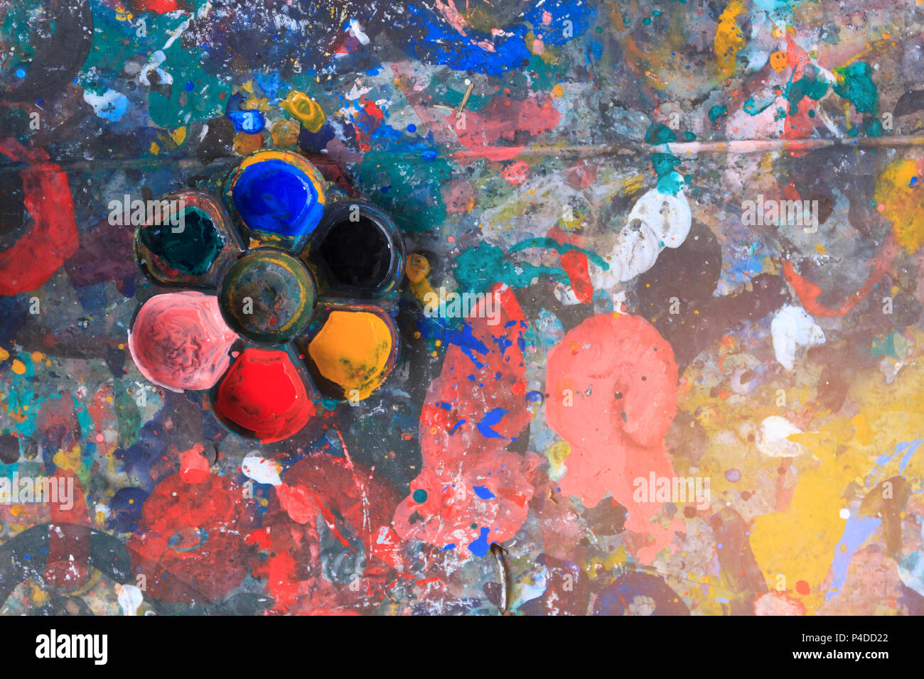 L'eau de la palette couleur sur fond de table wood art. Banque D'Images