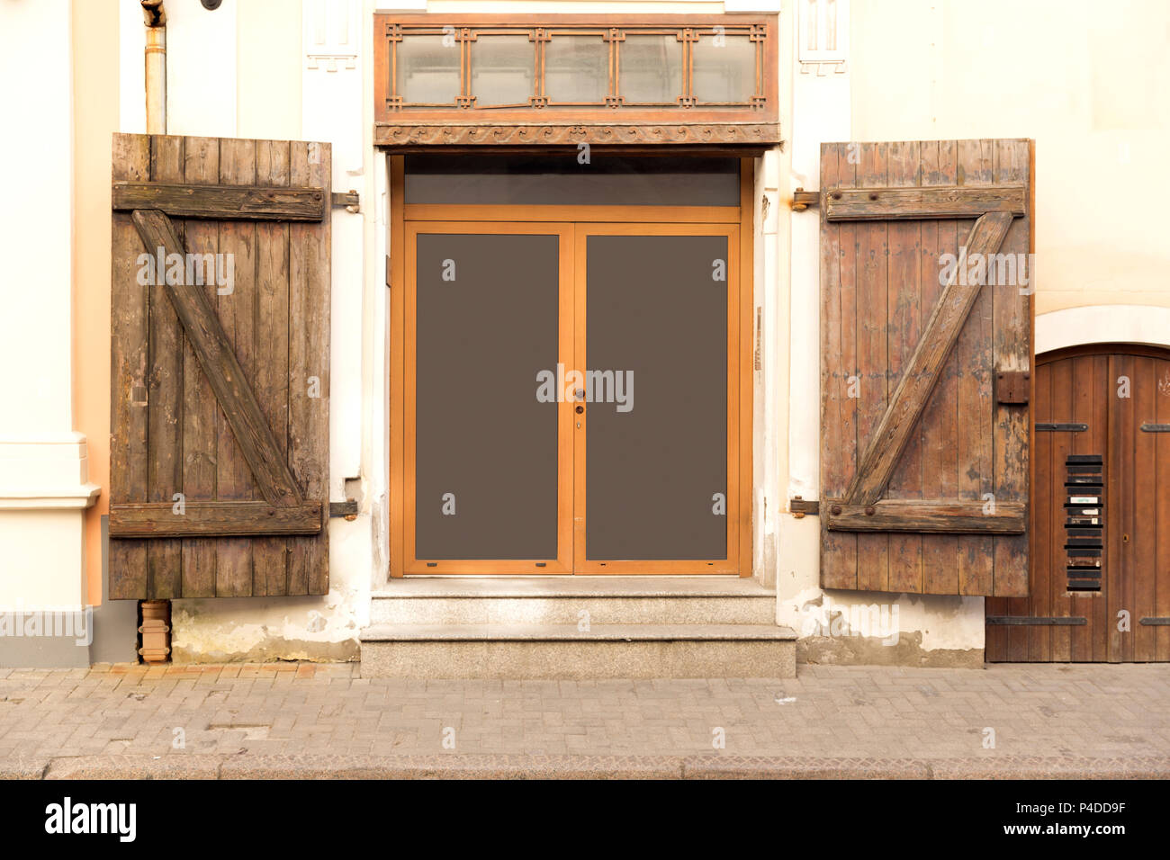 Extérieur du bâtiment, construction ancienne porte. Vieille ville de Riga, Lettonie Banque D'Images