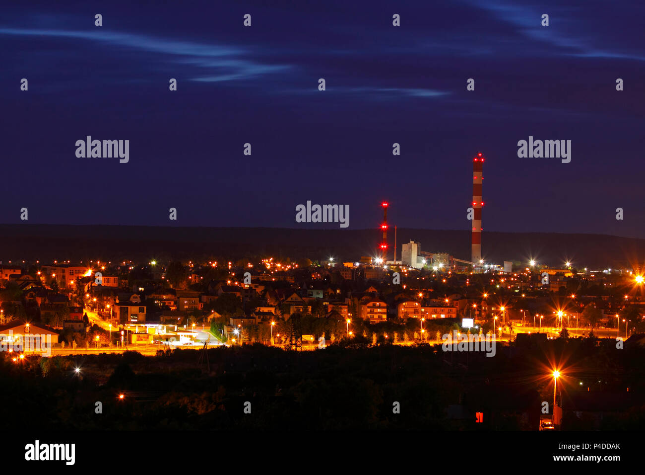 Photo de nuit de la ville. La Pologne, Kielce, la Sainte Croix les montagnes. Banque D'Images