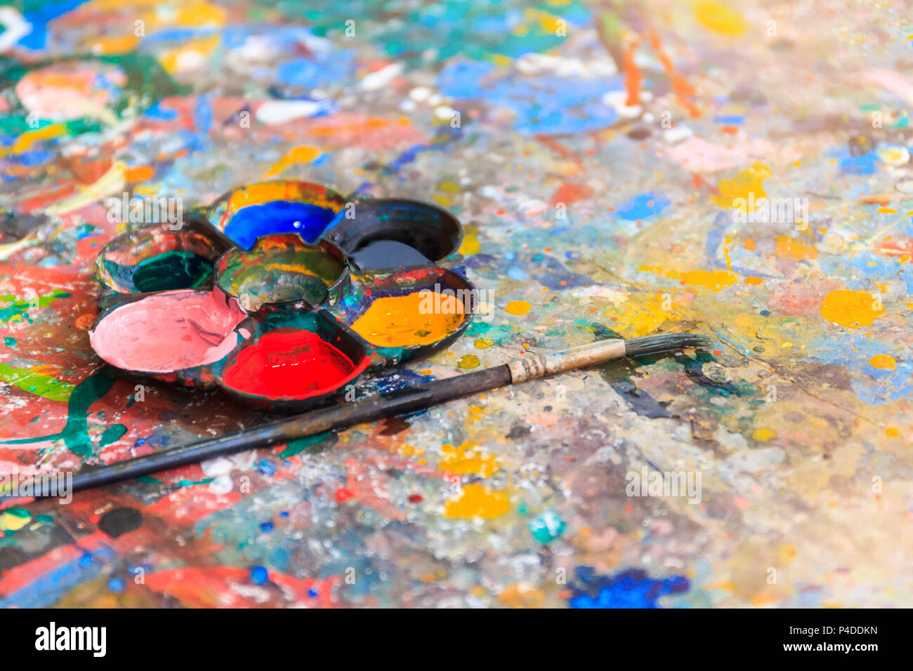 L'eau sale et couleur Palette brosse sur arrière-plan du tableau d'art en bois. Banque D'Images