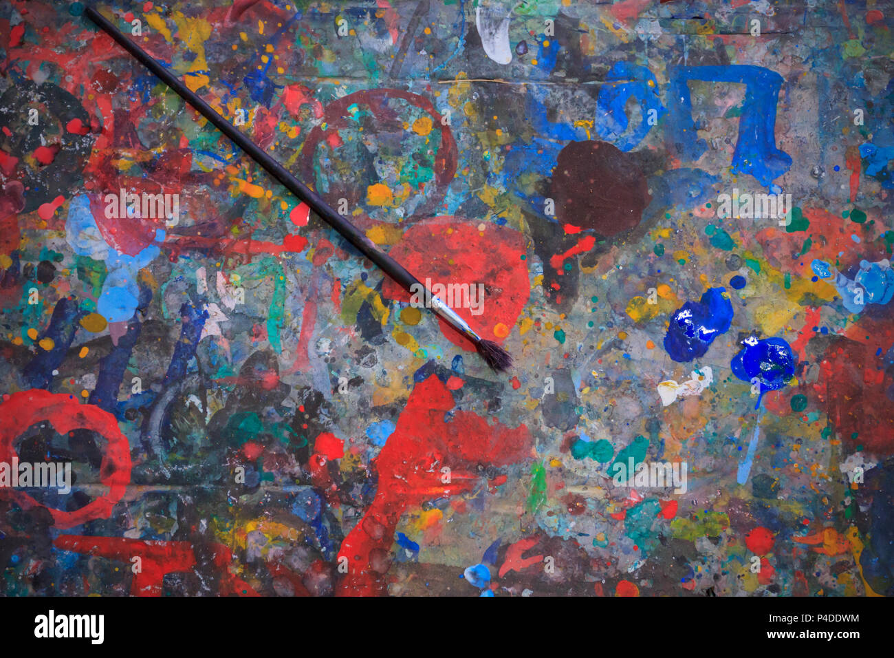 La couleur de l'eau pinceau chargé sur l'arrière-plan du tableau d'art en bois. Banque D'Images