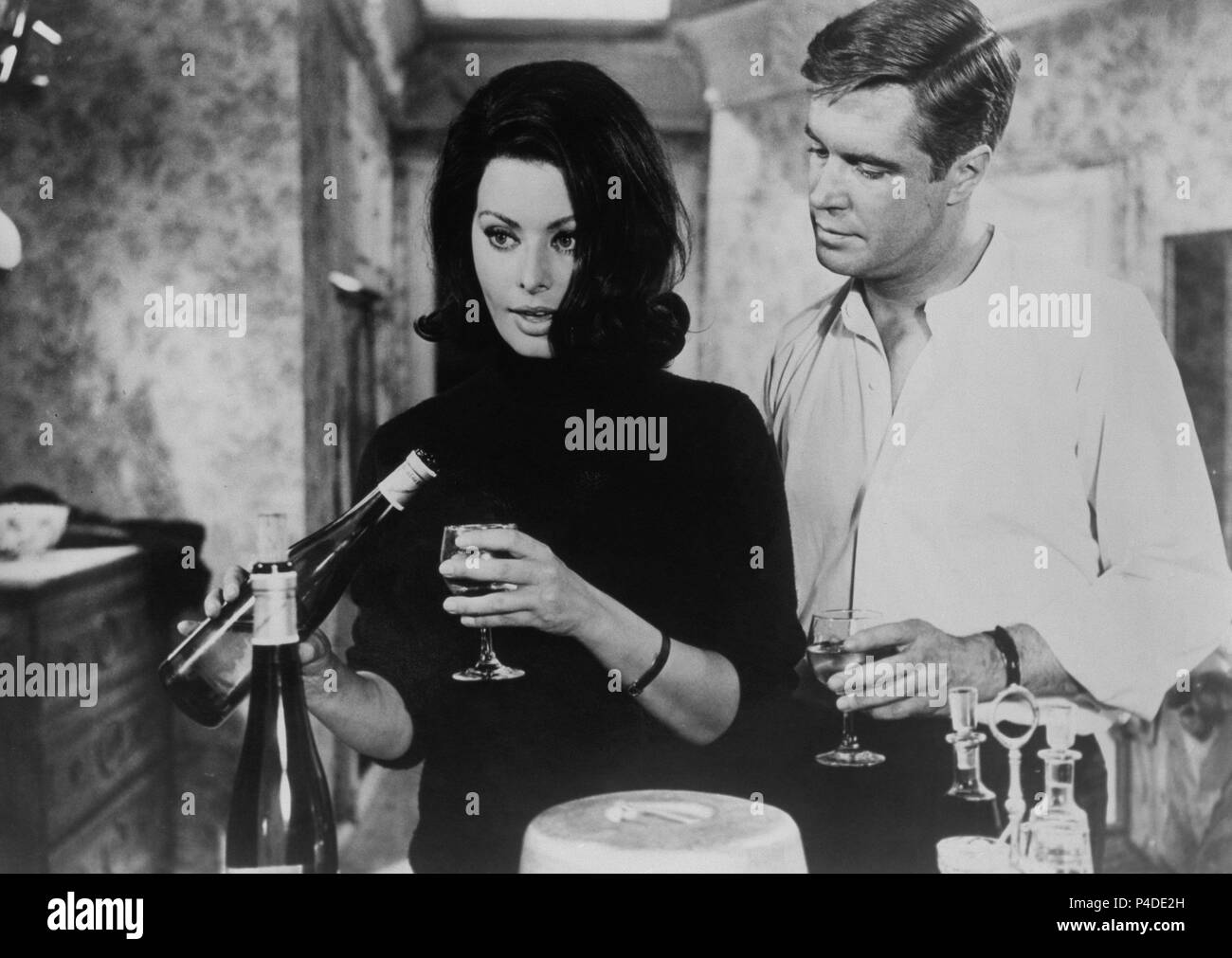 ESCENA DE LA PELICULA 'OPERACION ARBALÈTE' - 1965 - GEORGE PEPPARD Y Sofia Loren - PANAVISION. Auteur : ANDERSON, MICHAEL. Banque D'Images