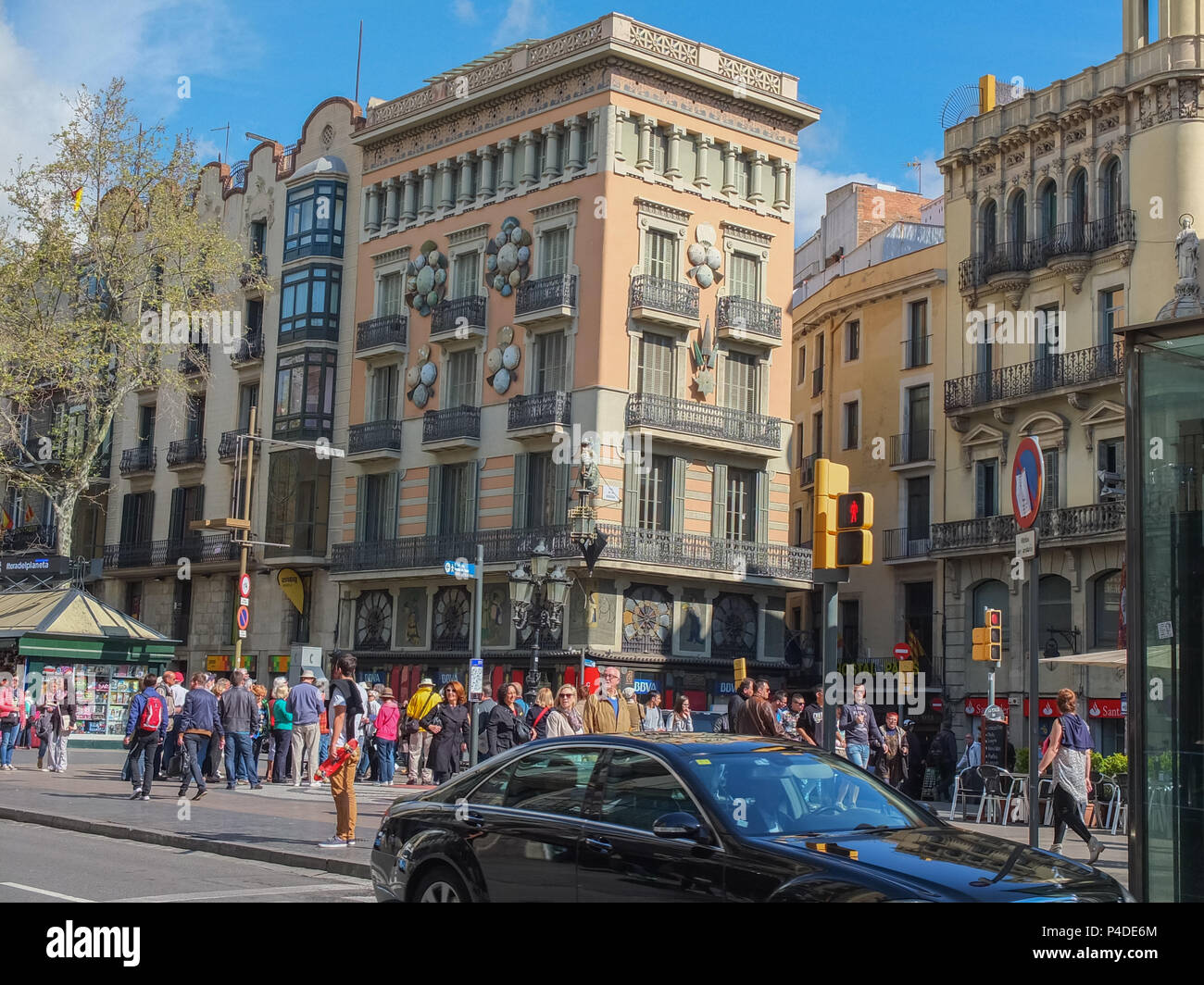 Barcelone, Espagne - 28 mars 2014 : les gens marcher dans une Barcelone occupé près de la boutique parapluie sur La Rambla. Banque D'Images