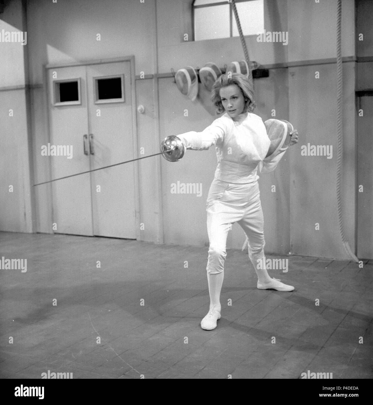 Titre original : THE AVENGERS. Titre en anglais : THE AVENGERS. Année : 1961. Stars : HONNEUR BLACKMAN. Credit : ABC TV / Album Banque D'Images