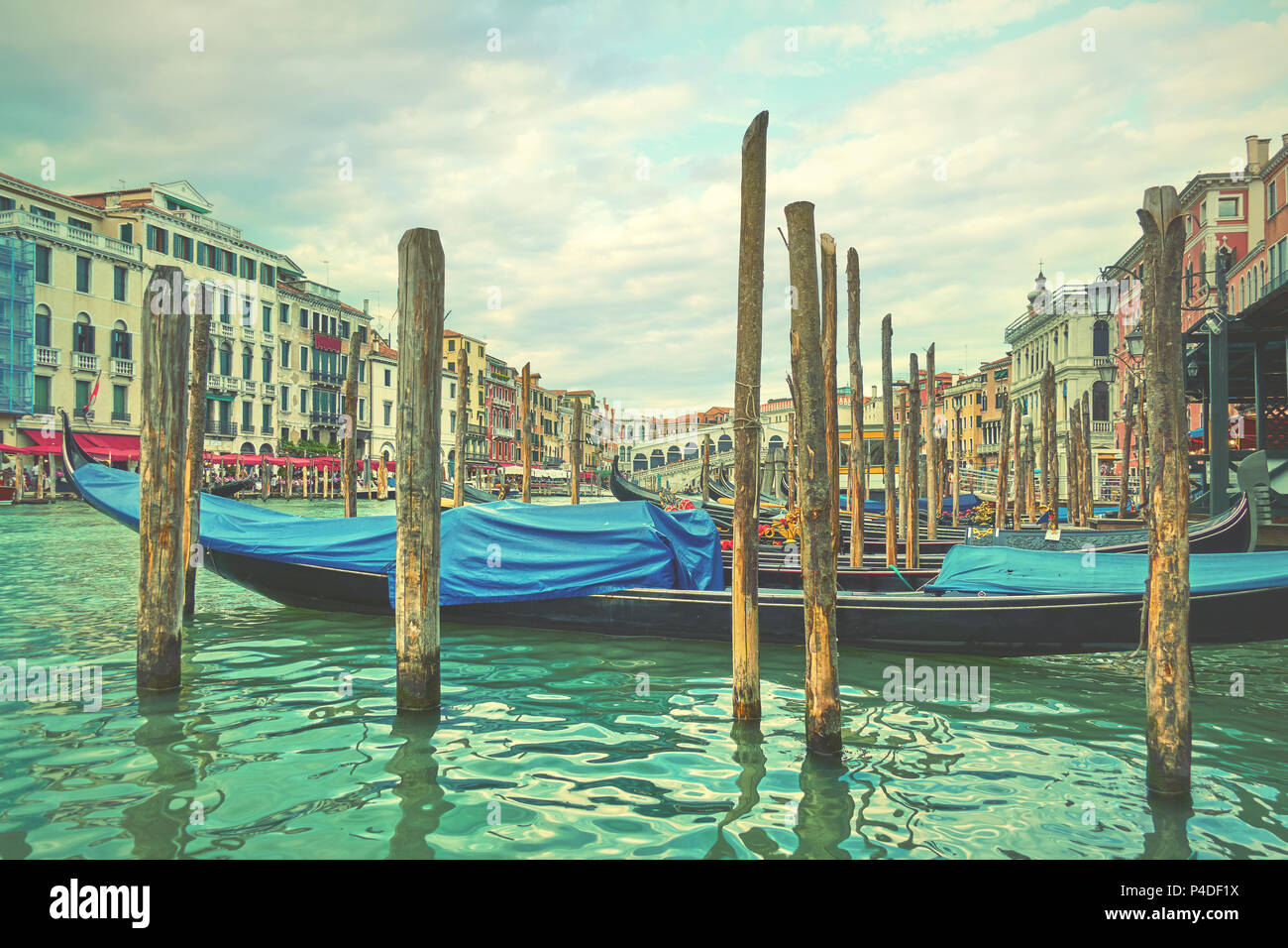 Le Grand Canal près du pont du Rialto à Venise gondoles amarrées avec, en Italie. Style Vintage Banque D'Images